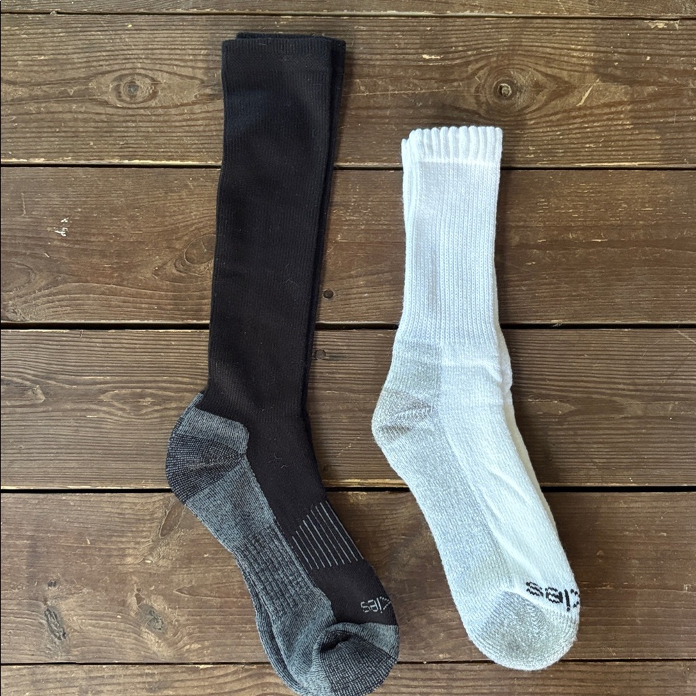 Dickies NWOT Men’s  Athletic Socks in Black Compression/White Moisture Control.